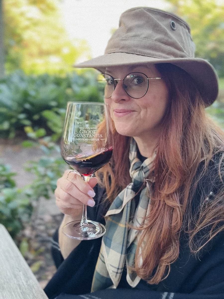 Manon qui déguste du vin chez Groot Constancia vineyard