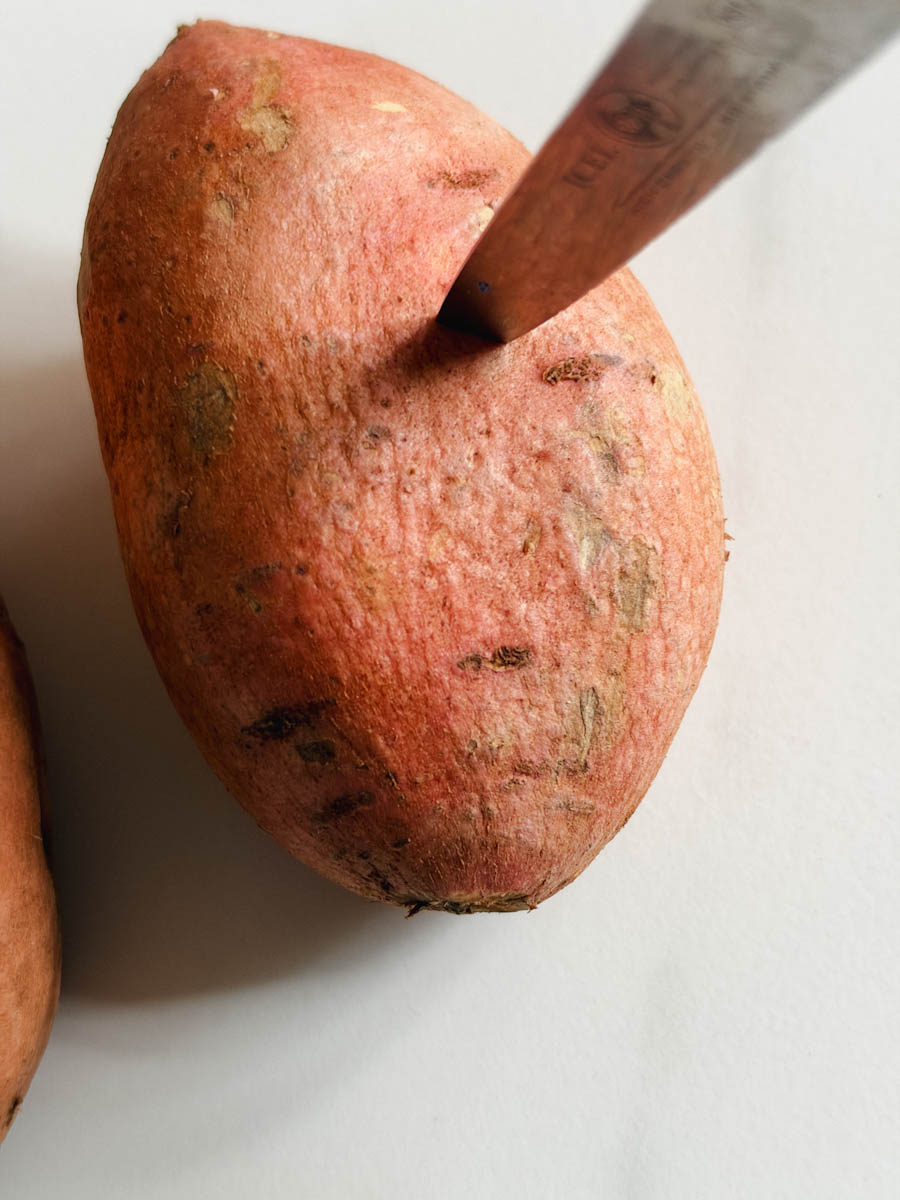 couteau piqué dans patate douce