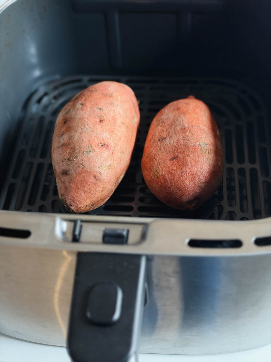 2 patates douces non cuites dans panier du air fryer