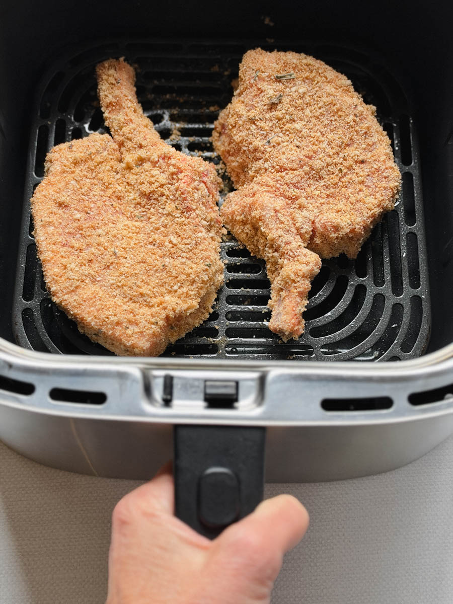 côtelettes de porc panées non cuites dans panier du air fryer