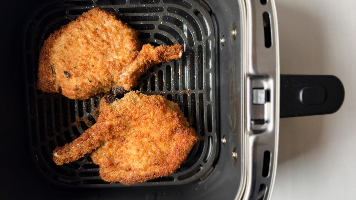 côtelettes de porc panées croustillantes dans panier du air fryer