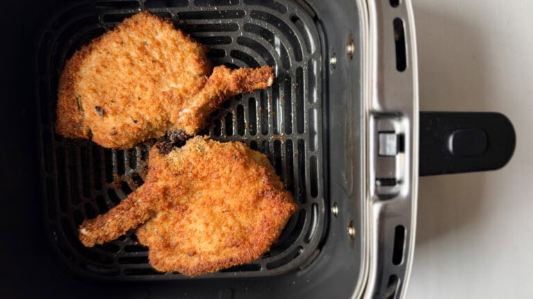 côtelettes de porc panées croustillantes dans panier du air fryer