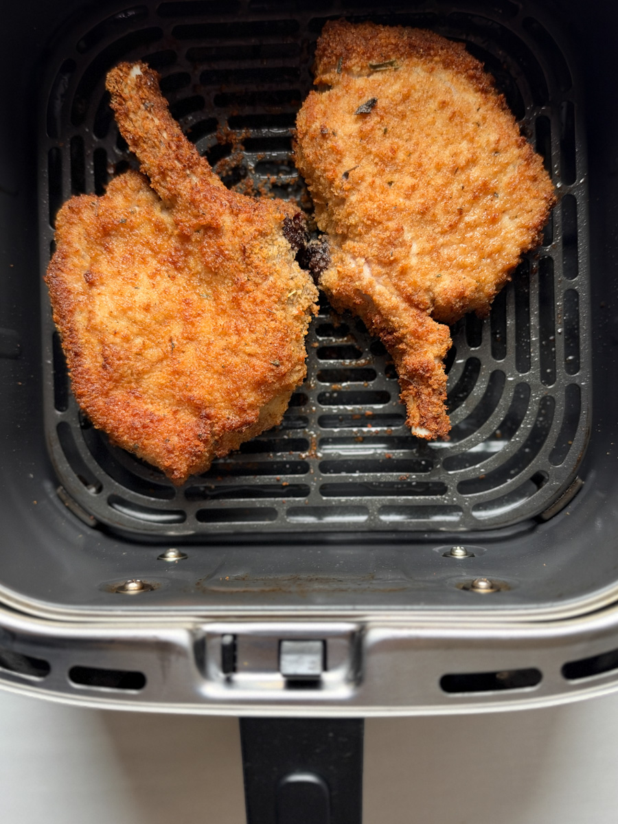 côtelettes de porc panées croustillantes dorées dans air fryer