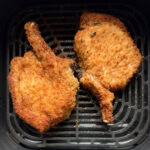 côtelettes de porc panées shake and bake dans le panier du air fryer