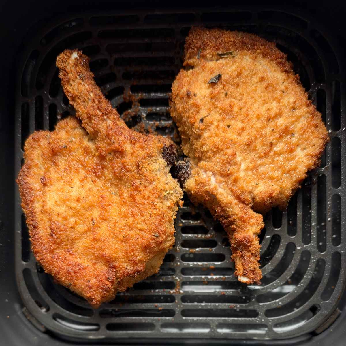 côtelettes de porc panées shake and bake dans le panier du air fryer