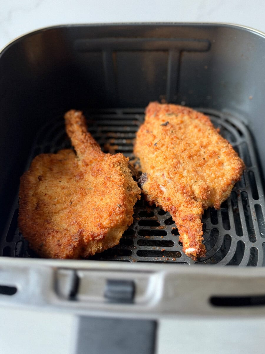 côtelettes de porc en panure croustillante dans panier du air fryer