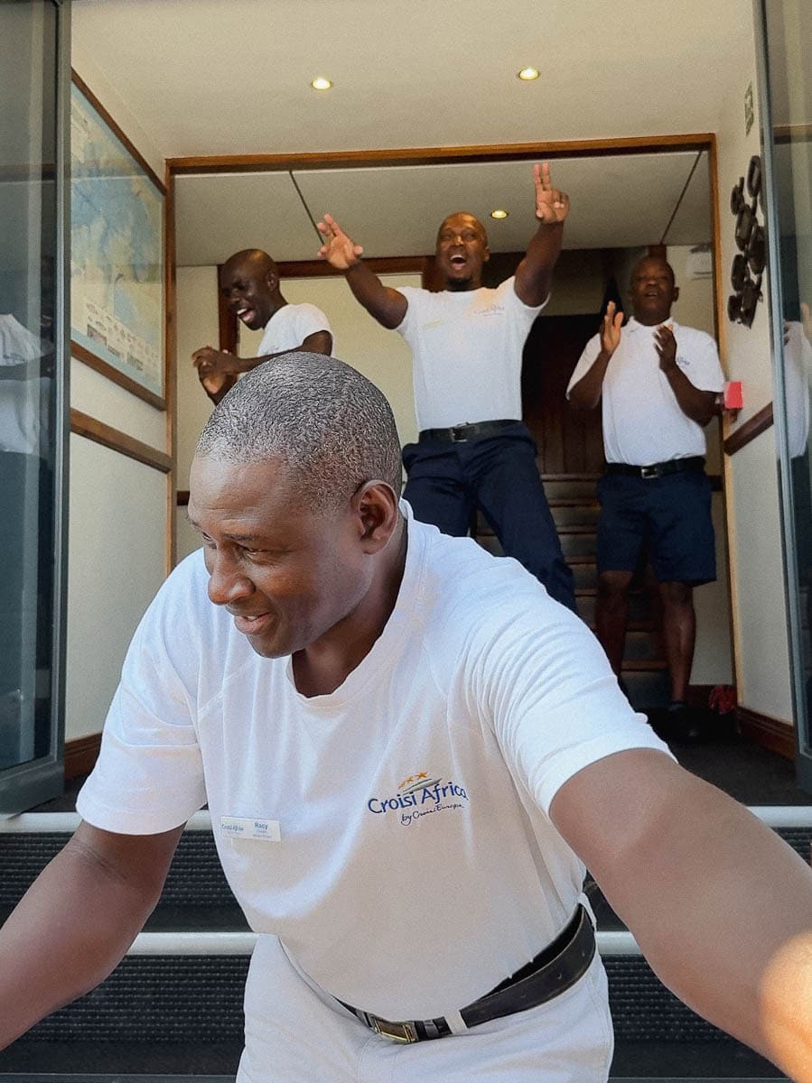 3 membres de l'Équipage Zimbabwean Dream CroisiEurope qui accueille les passagers