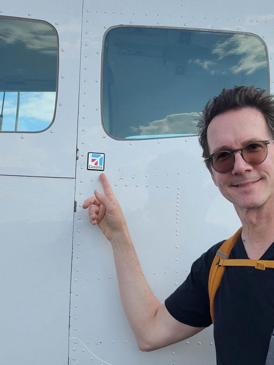 Lionel qui pointe le logo Cessna sur avion