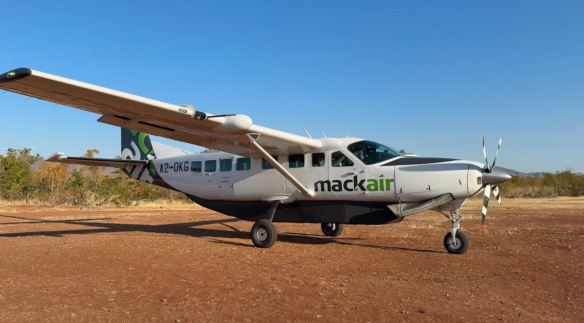 Avion Mackair Cessna sur piste de terre battue