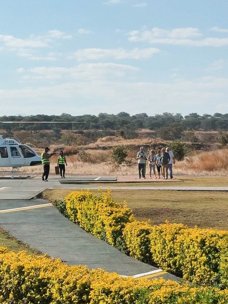 Groupe devant hélicoptère