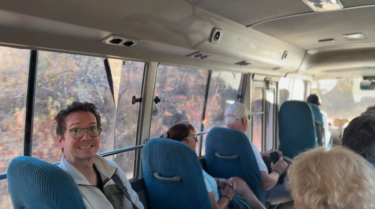 Lionel avec le groupe en autobus