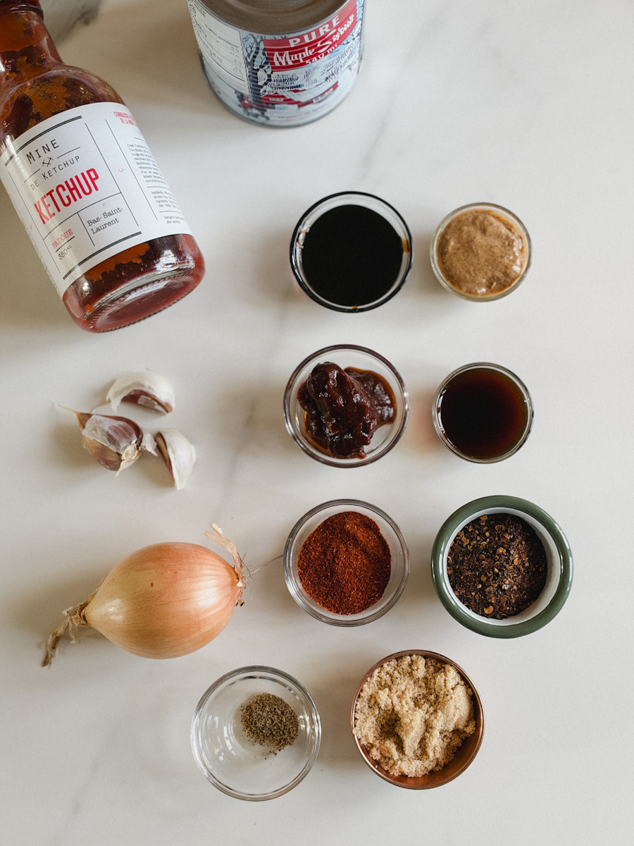 ingrédients pour sauce bbq maison sur comptoir marbré blanc