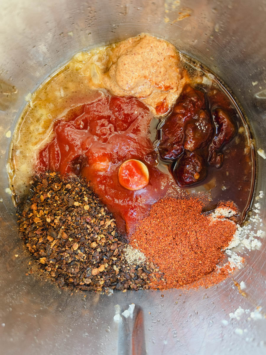 ingrédients de la sauce bbq maison dans le bol du thermomix, tous disctints alentour du centre