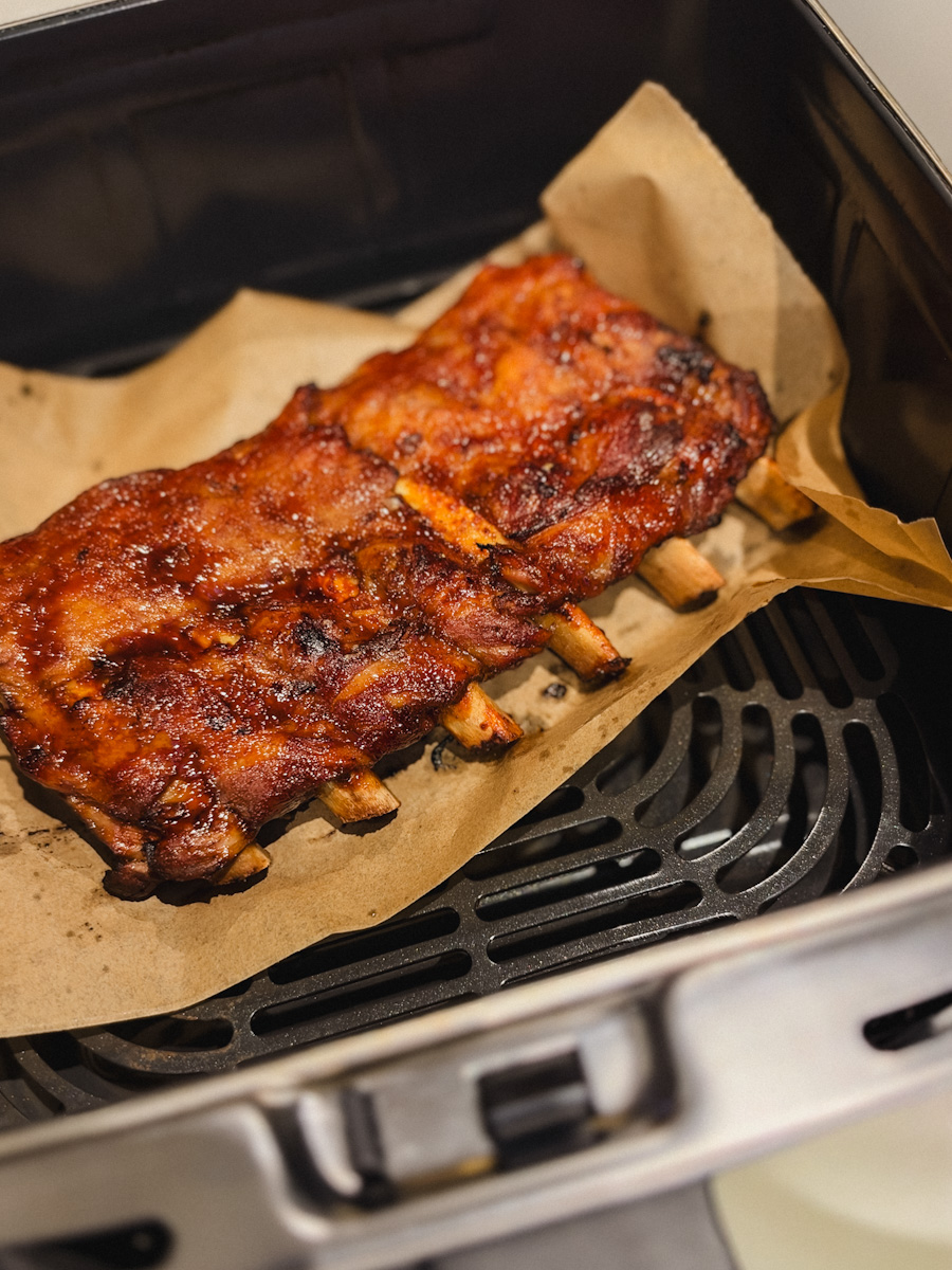côtes levées grillées enrobées de sauce bbq maison dans panier du air fryer