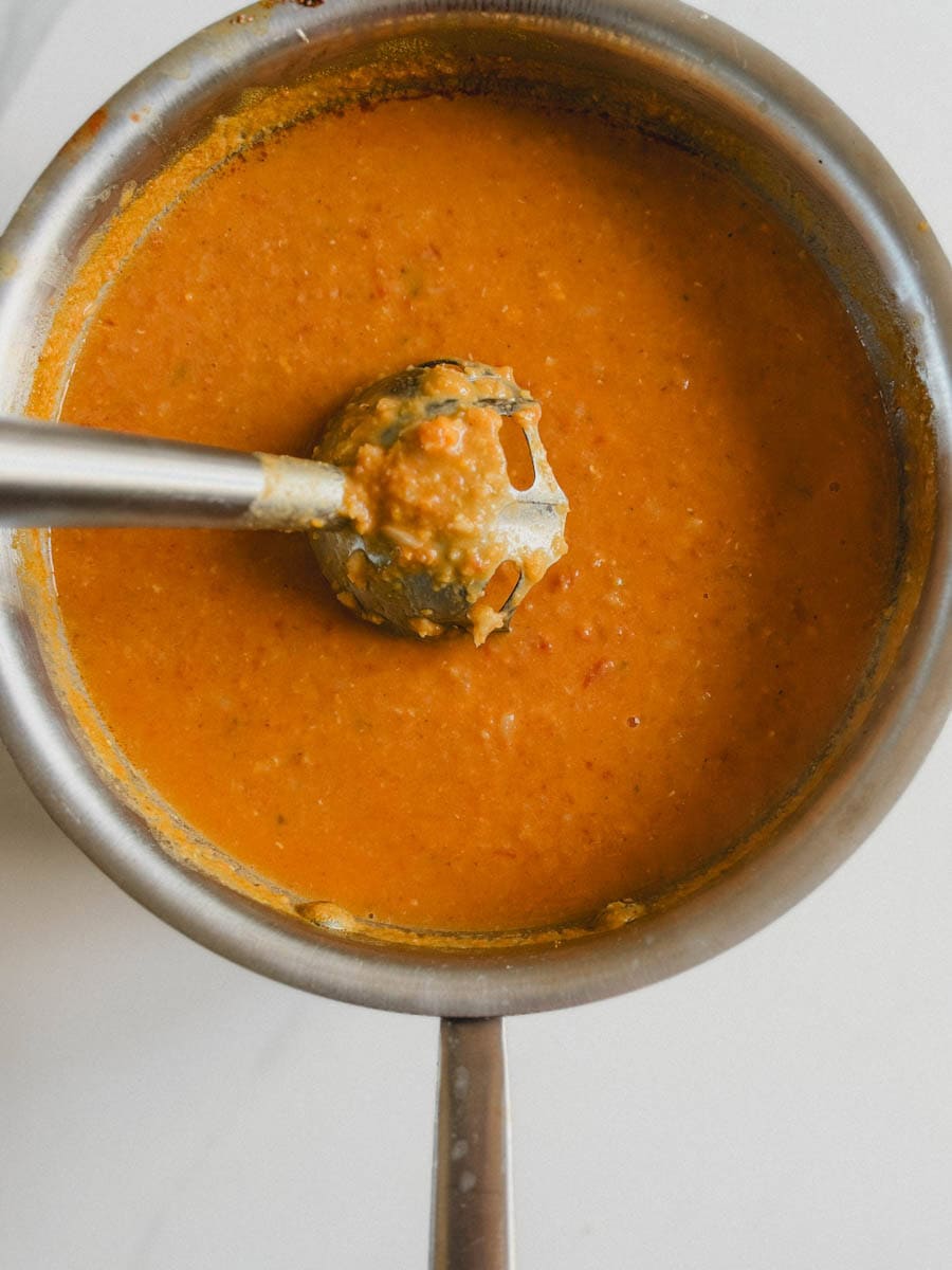pied mélangeur dans soupe aux lentilles corail dans casserole