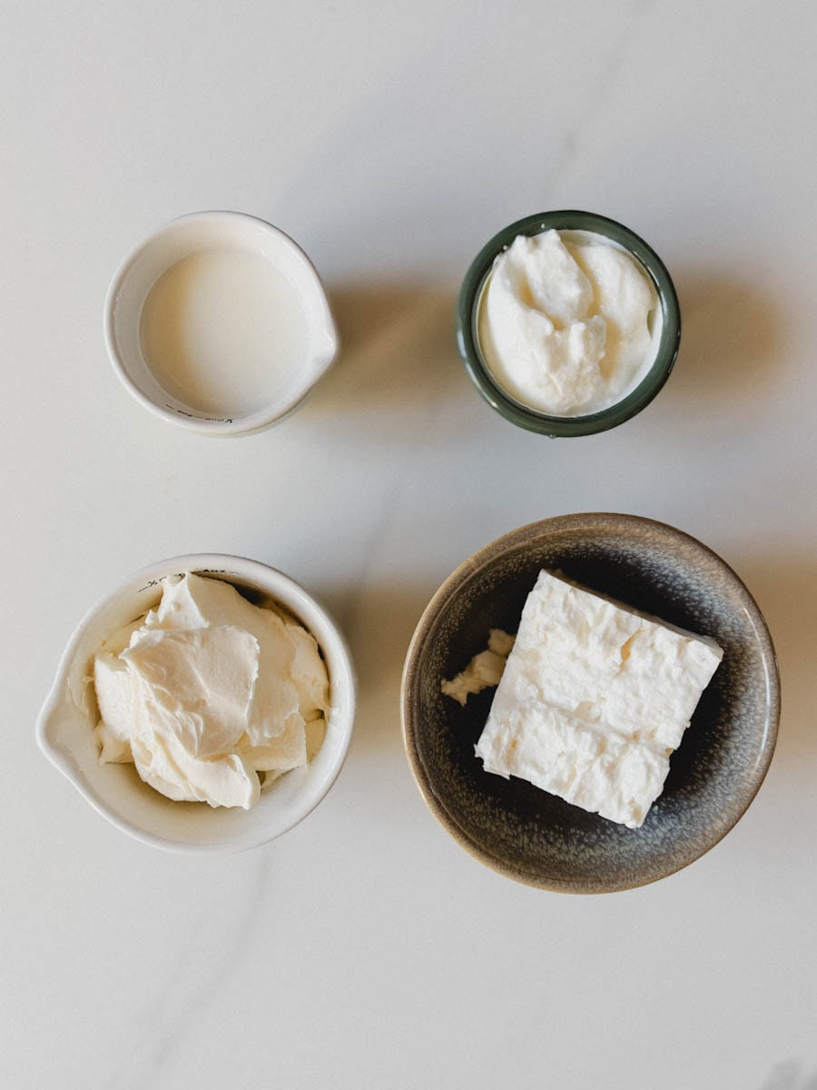 ingrédients pour tartinade feta fouetté sur comptoir blanc