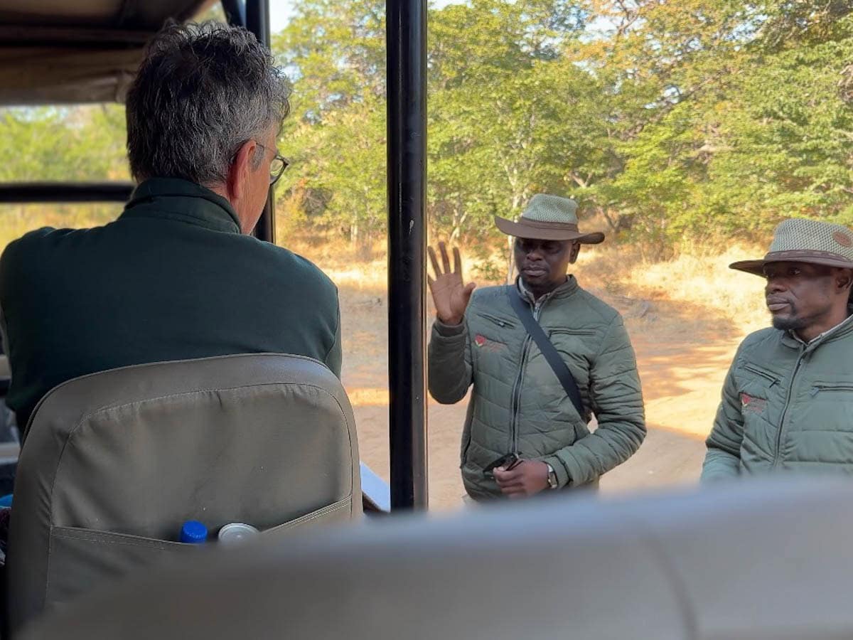 2 Guides du Parc National Chobe parlant aux passagers du 4x4