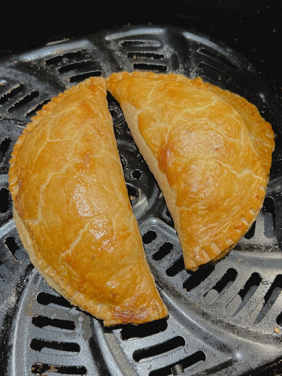 pochette tourtière bien dorée sur la grille du air fryer