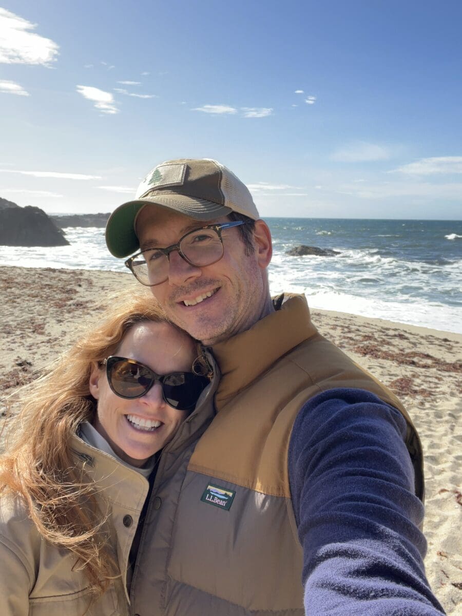 Manon Lapierre et Lionel du Souich devant la mer regardant la caméra