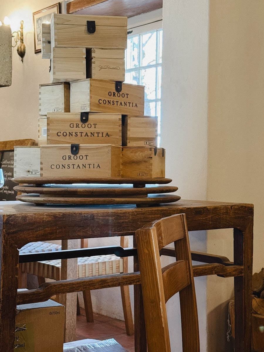 caisses de vin au restaurant  du Groot Constancia vineyard