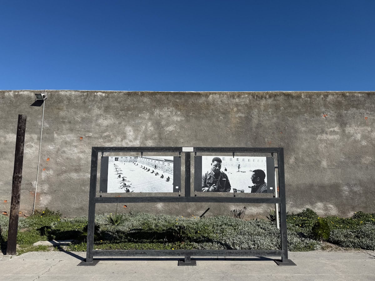 Robben Island mur de ciment avec affiches de Mandela