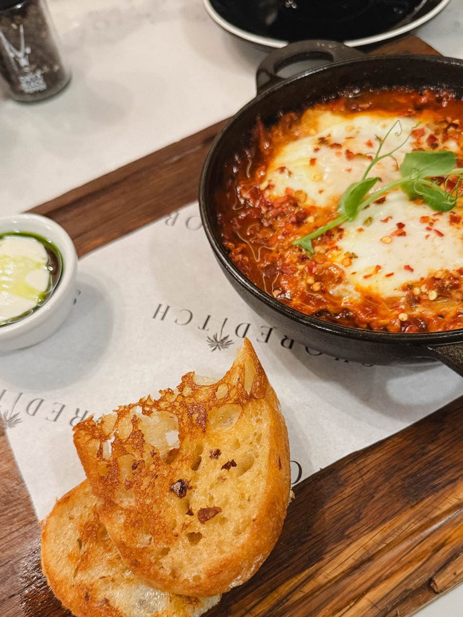 petit dejeuner d'oeufs harissa au Shoreditch restaurant du The Winchester Hotel Cape Town