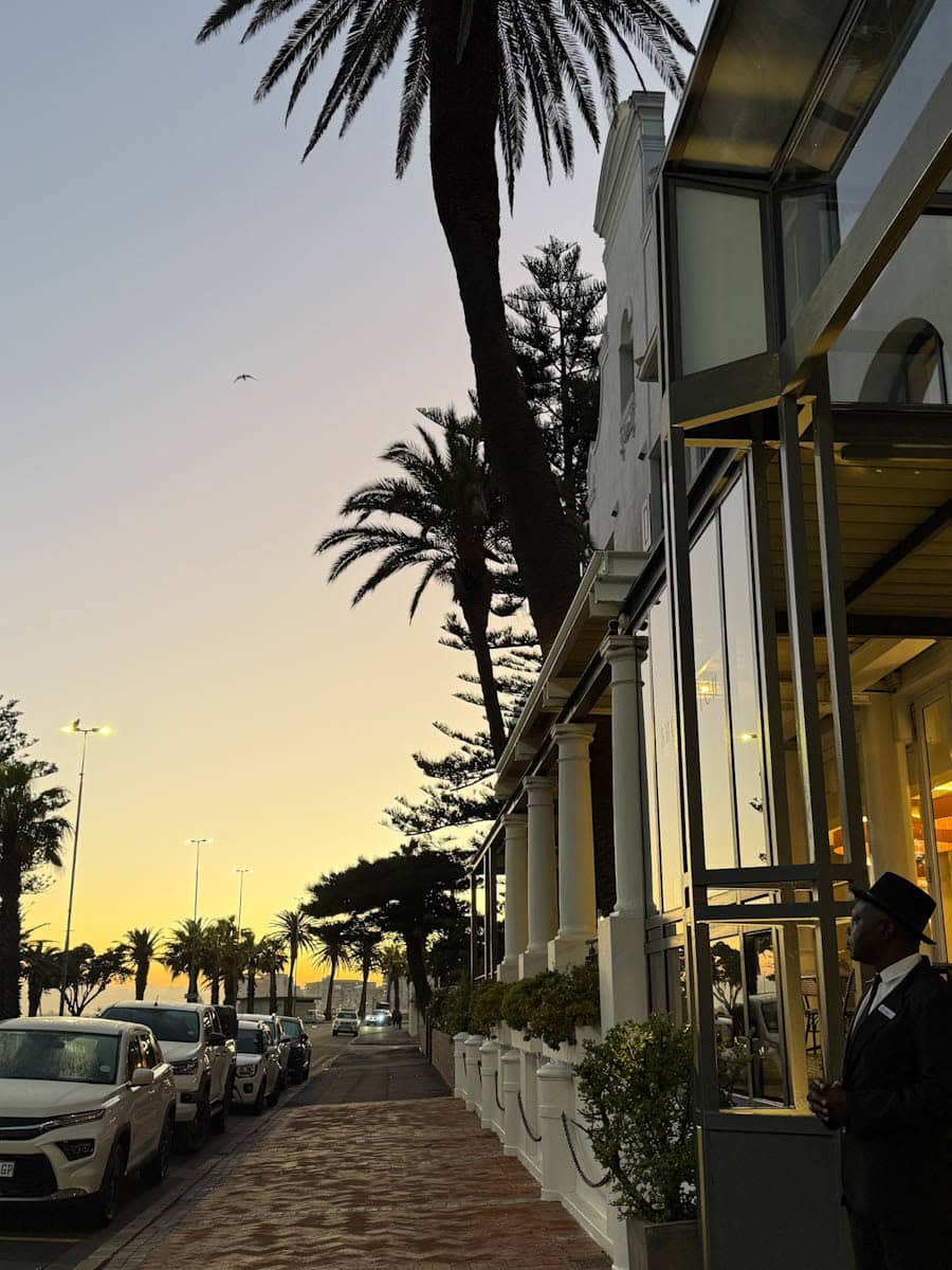 Portier devant The Winchester Hotel Cape Town au coucher du soleil