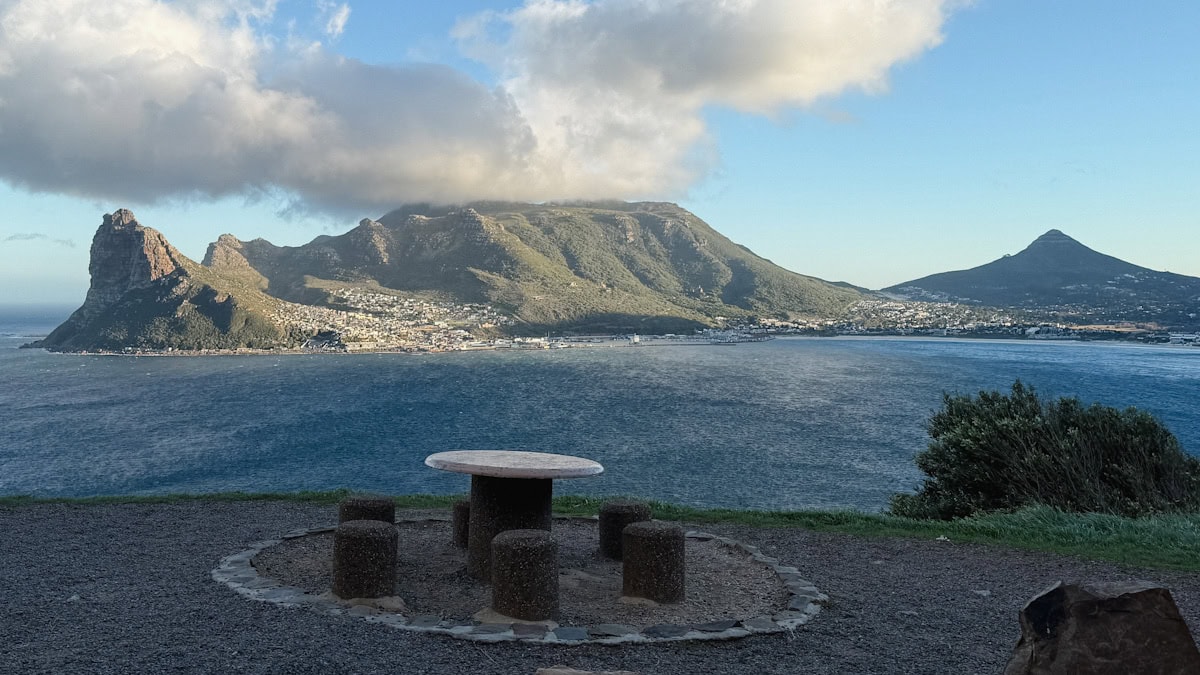 Vue sur montagne et océan de Chapman's peak drive Afrique du sud