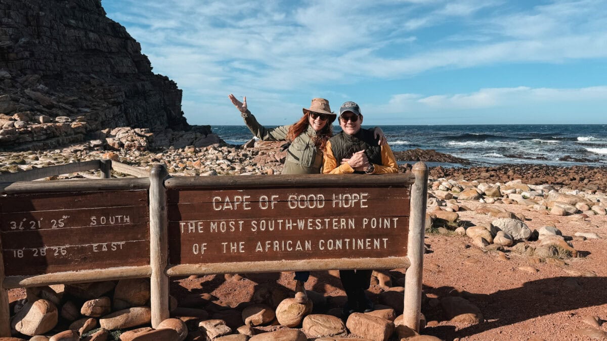 Manon Lapierre et Lionel du Souich derrière l'affiche du Cap de Bonne Espérance en Afrique du sud