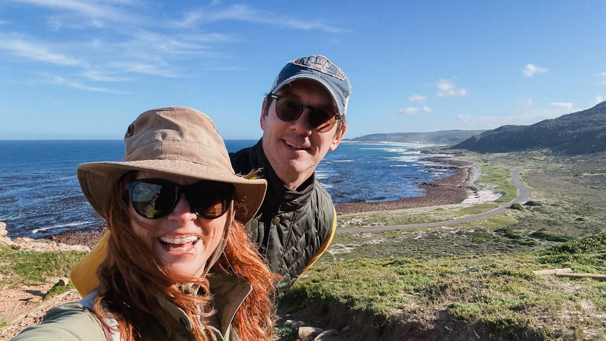 Manon et Lionel au Cap de Bonne Espérance, Afrique du Sud, large baie et océan en arrière plan