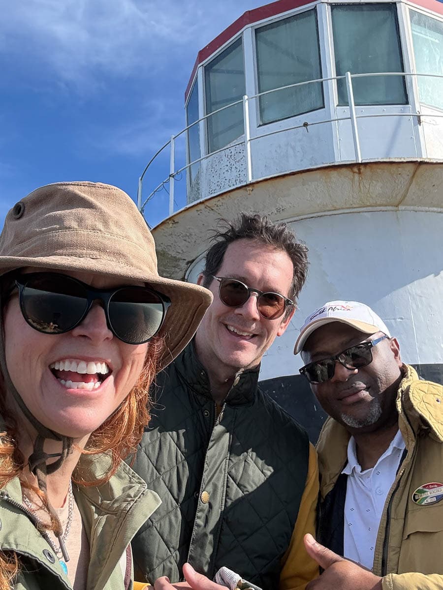 Manon, Lionel et leur guide Jean-Paul sous le phare de Cape point