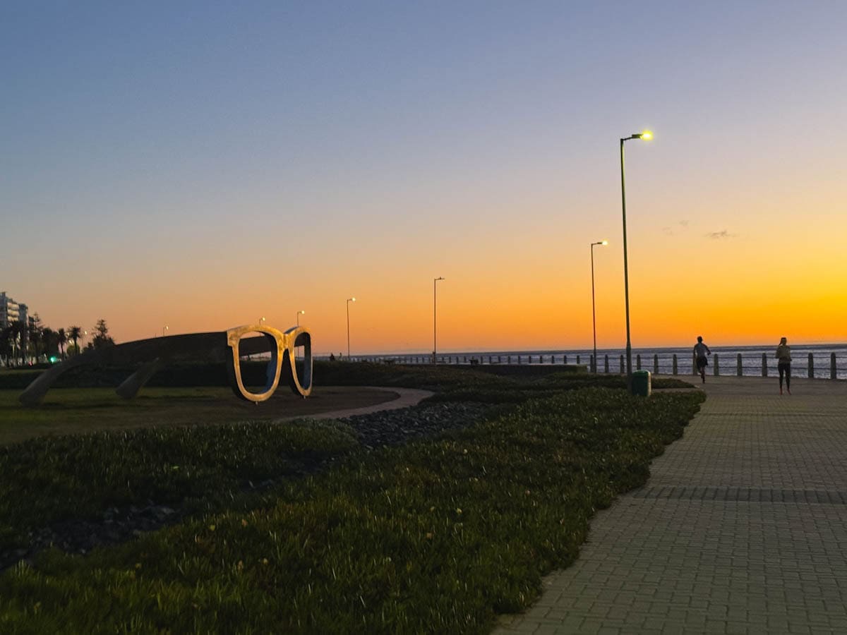 coucher de soleil sur lunettes de Mandela à Sea point promenade Cape Town