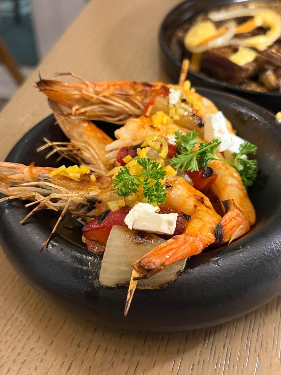 crevettes grillées dans un joli bol noir