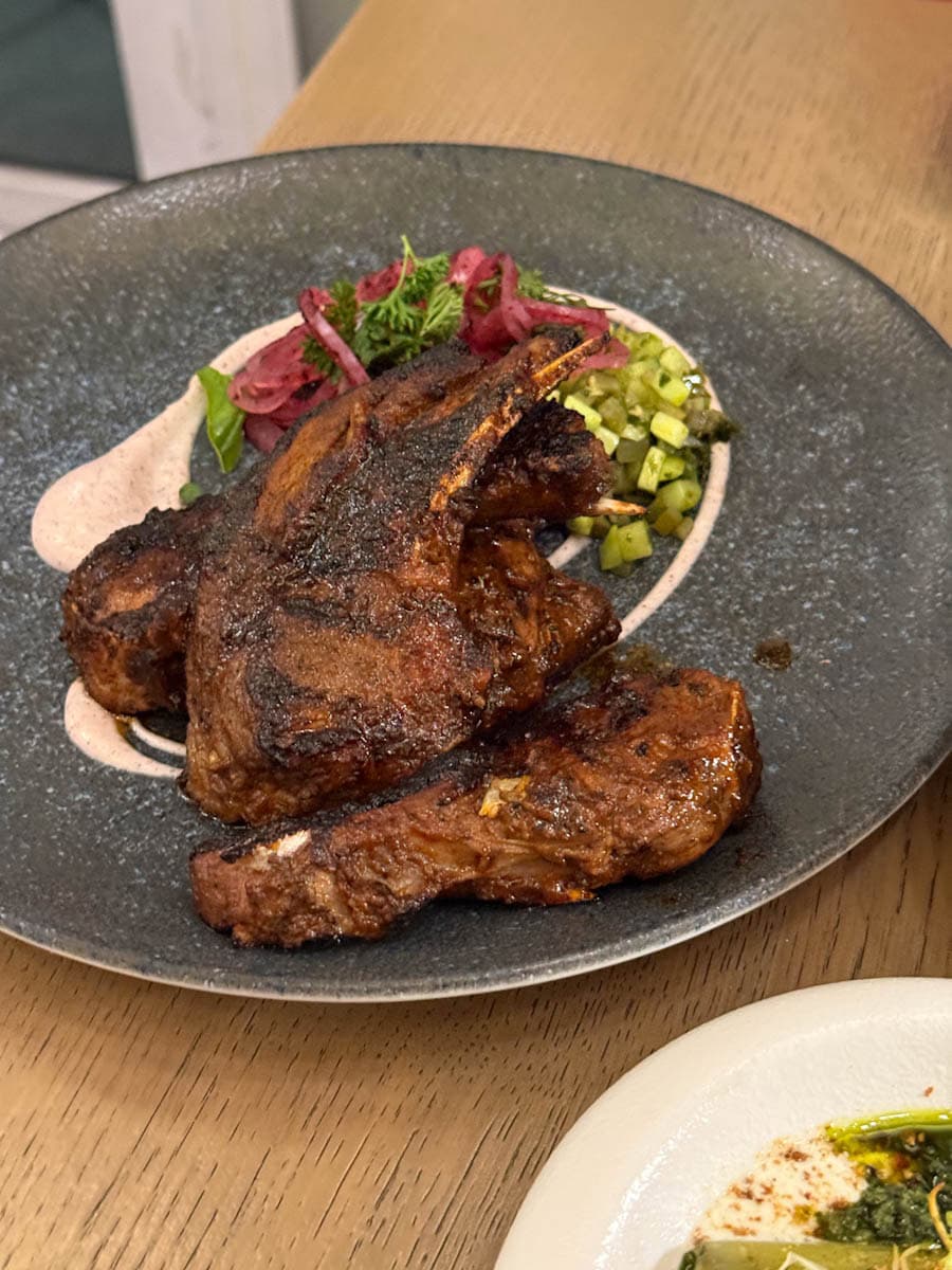 côtelettes d'agneau aux épices dans assiette noire