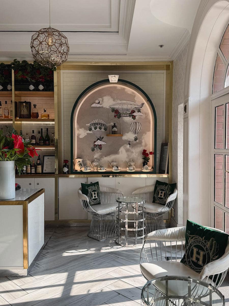 Hôtel 54 on Bath cocktail lounge