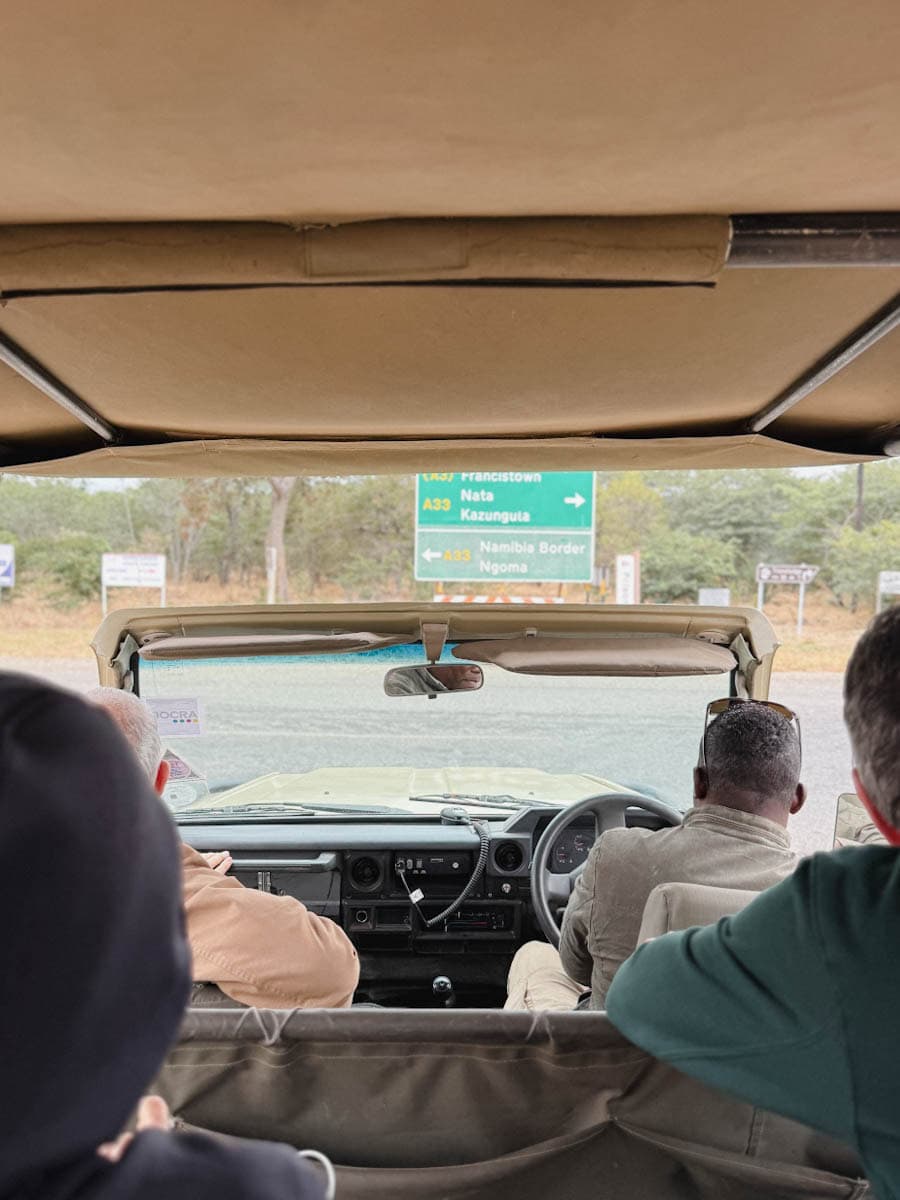 passagers dans 4x4 safari