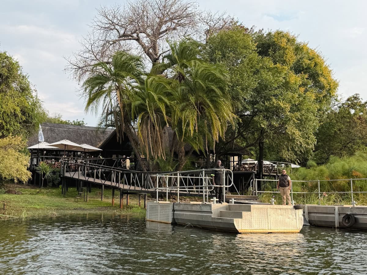 équipe qui accueille le bateau au Kaza lodge croisiafrica