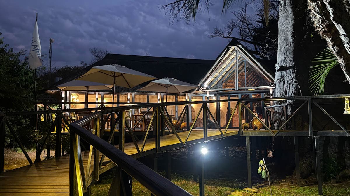 Kaza lodge croisiafrica le soir vu de dehors
