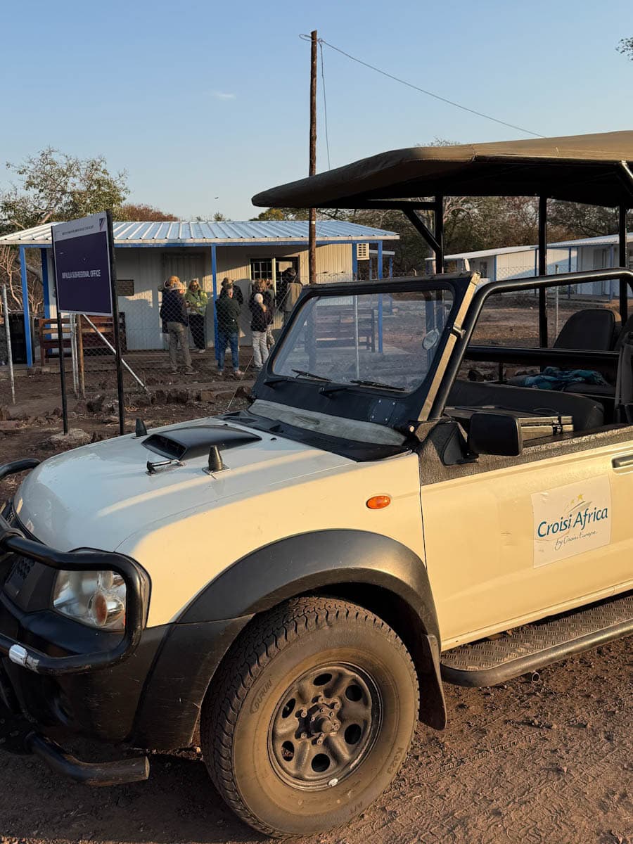 4x4 CroisiEurope devant les douanes de la Namibie
