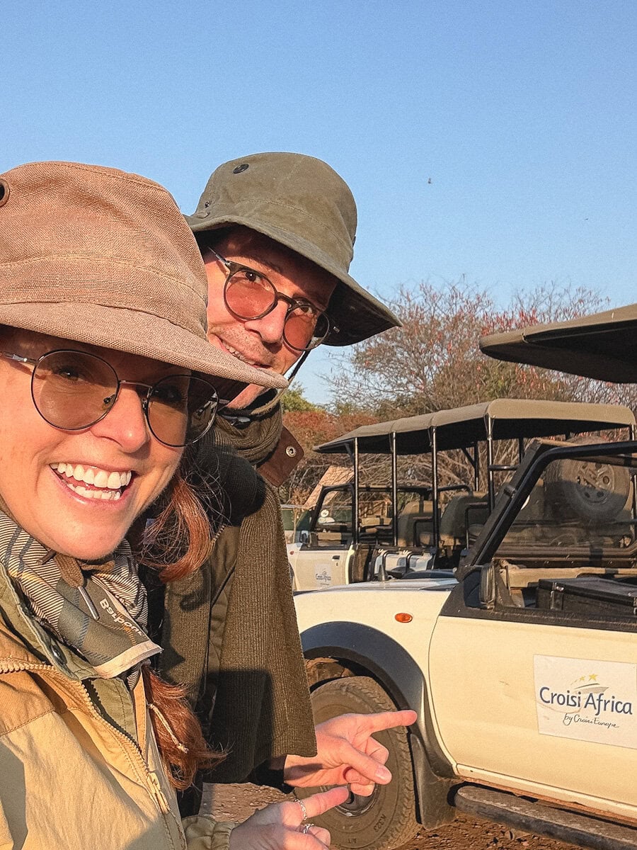 Manon et Lionel devant 4x4 CroisiAfrica