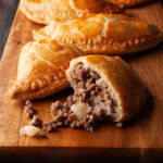 pochettes tourtières dorées avec boeuf haché et pommes de terre en dés à l'intérieur