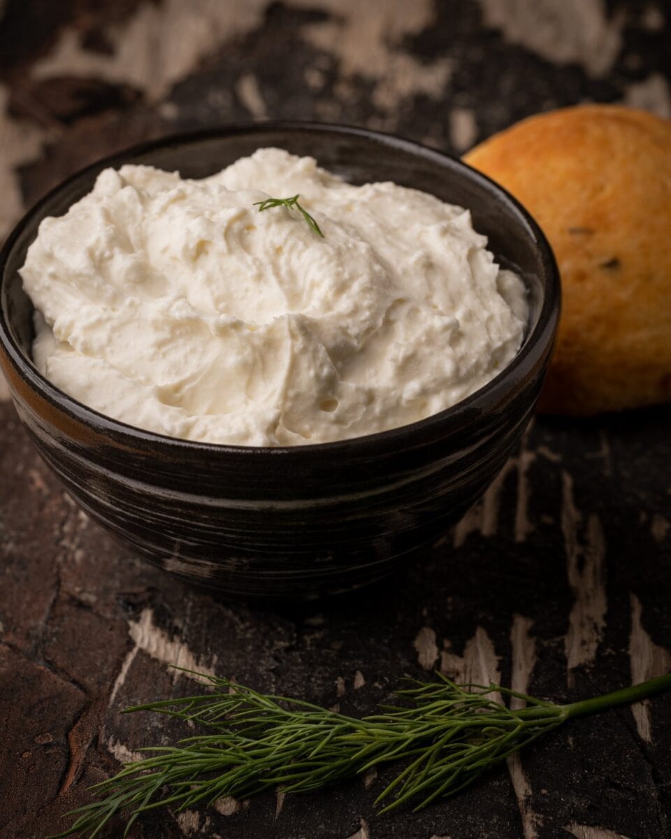 trempette au fromage feta fouetté dans un bol