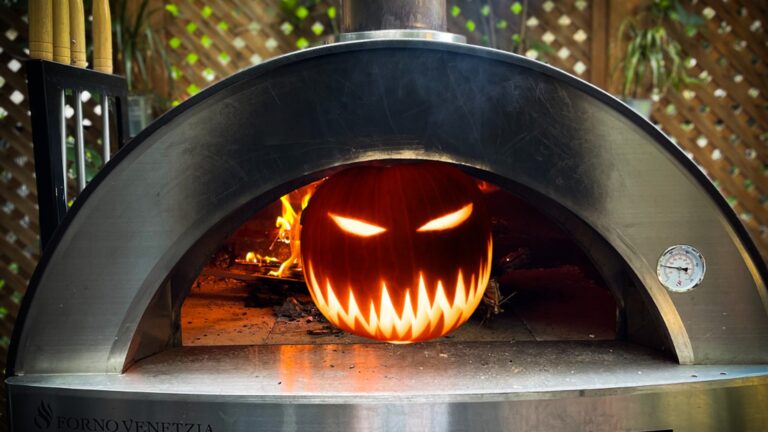 Citrouille d'Halloween lumineuse dans un four à pizza au feu de bois, parmi mes recettes d'Halloween et de citrouille